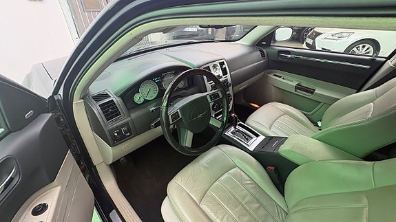 Chrysler 300C 14 of 16