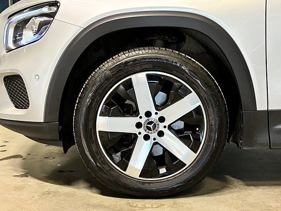 Mercedes-Benz GLB180 9 of 26