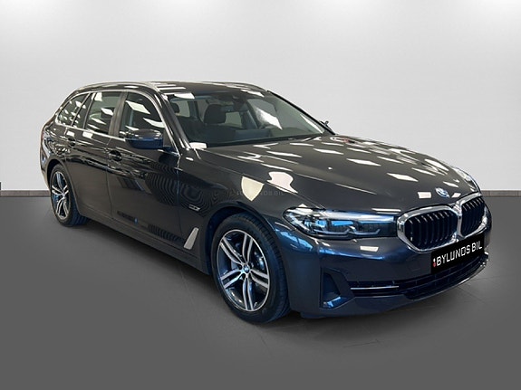 BMW 530e 3 of 5