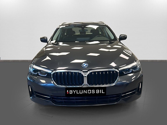 BMW 530e 2 of 5