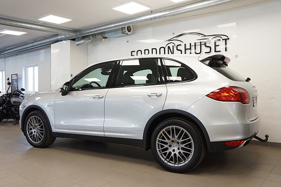 Porsche Cayenne S 3 of 5