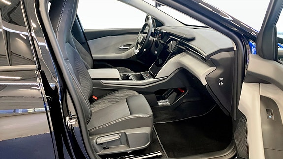 Ford Explorer 3 of 9