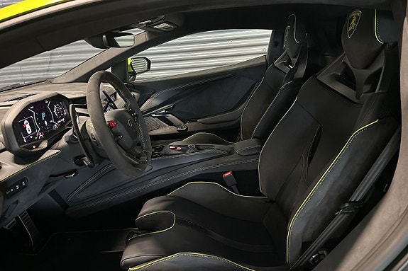 Lamborghini Revuelto 10 of 21