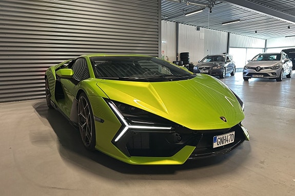 Lamborghini Revuelto 3 of 5