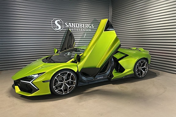 Lamborghini Revuelto 19 of 21