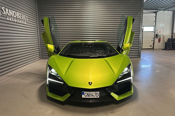 Lamborghini Revuelto 17 of 21