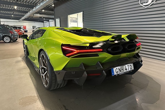 Lamborghini Revuelto 4 of 5