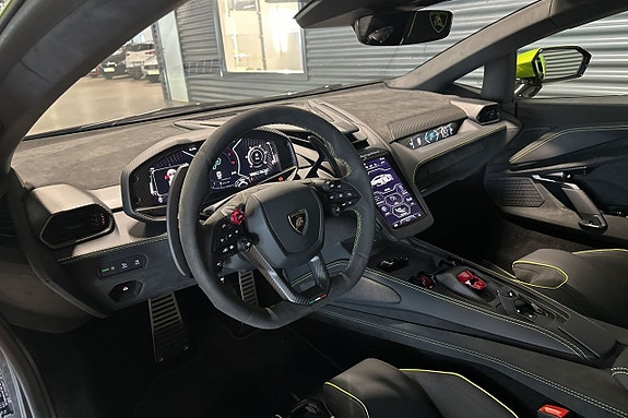 Lamborghini Revuelto 7 of 21