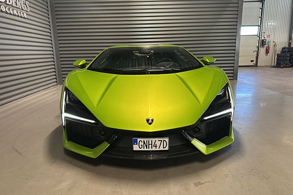 Lamborghini Revuelto 2 of 5