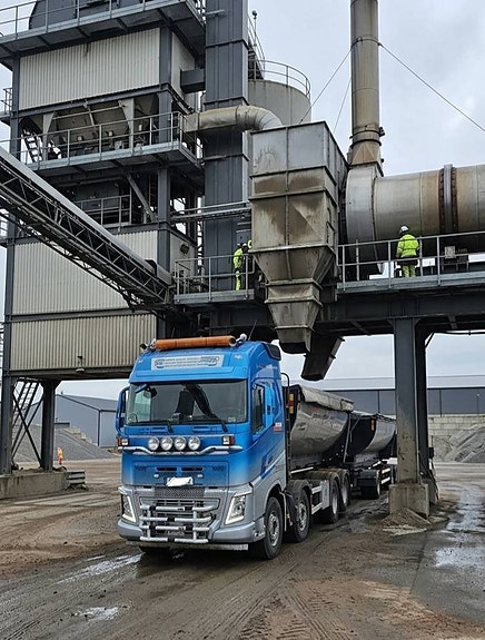 NYBESIKTAD Volvo FH 500 – Komplett Asfalt ekipage