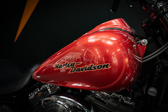 Harley-Davidson Super Glide Custom FXDCI 13 of 16