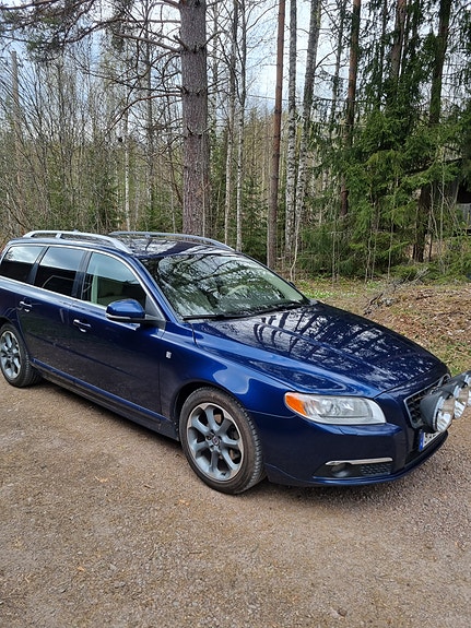 Volvo V70 2 of 5