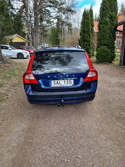 Volvo V70 3 of 5