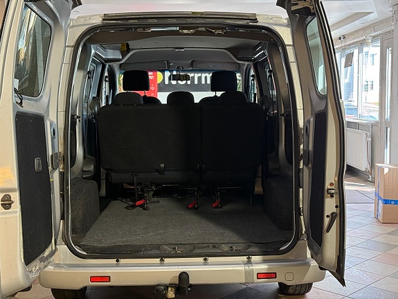 Nissan NV200 9 of 25