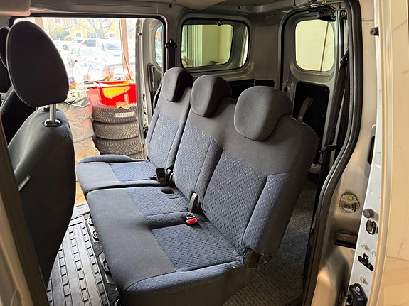 Nissan NV200 20 of 25