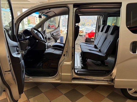 Nissan NV200 13 of 25