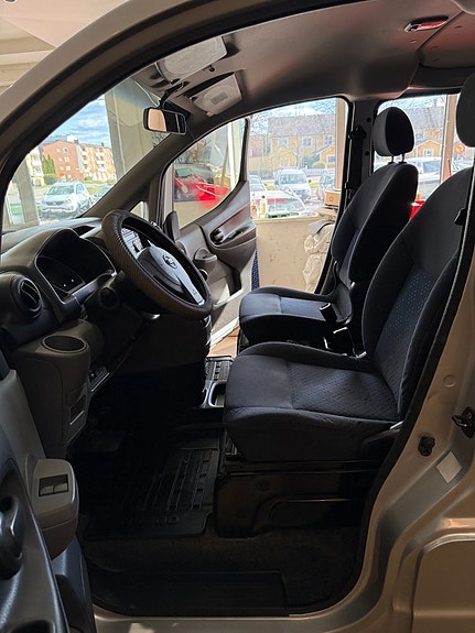 Nissan NV200 12 of 25