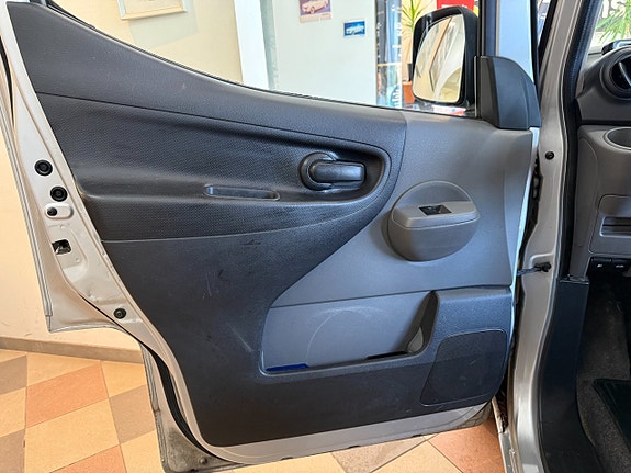 Nissan NV200 10 of 25