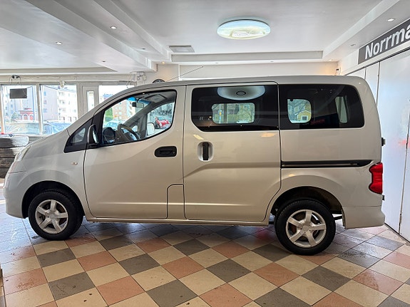 Nissan NV200 4 of 5