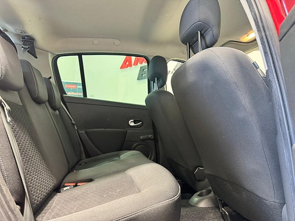 Renault Clio 12 of 17