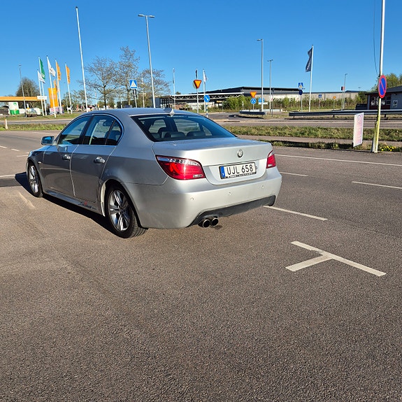 BMW 530i 3 of 5