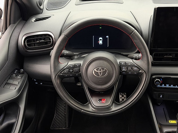 Toyota Yaris 14 of 30