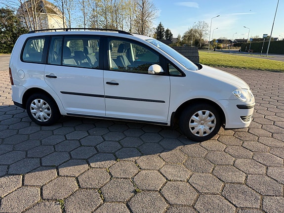 Volkswagen Touran 2 of 5