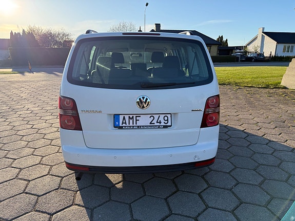 Volkswagen Touran 4 of 5
