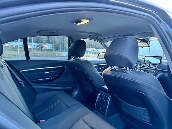 BMW 330e 13 of 24