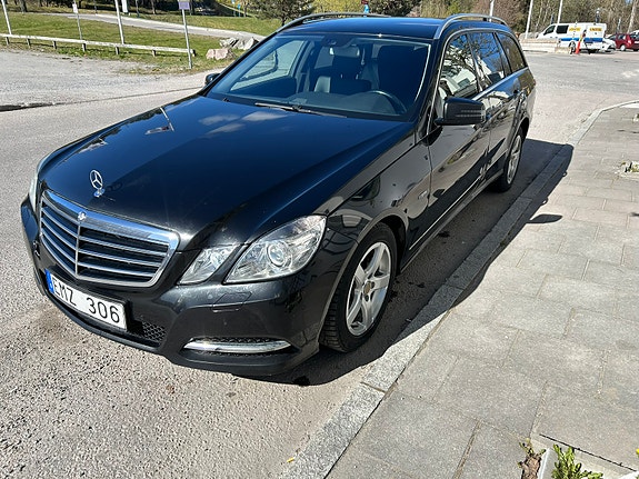 Mercedes-Benz E220 2 of 5