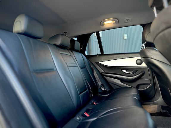 Mercedes-Benz E220 18 of 18