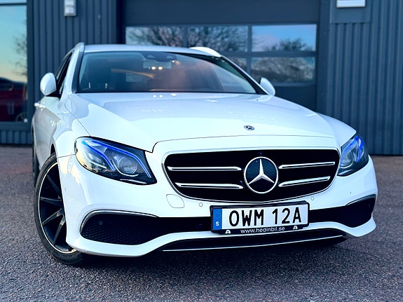 Mercedes-Benz E220 3 of 5
