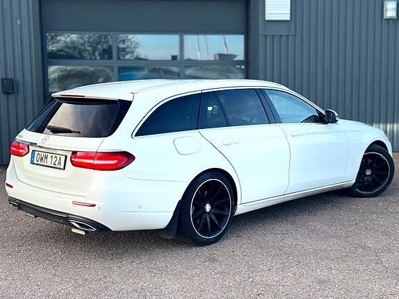Mercedes-Benz E220 2 of 5