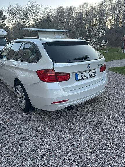 BMW 328i 3 of 5