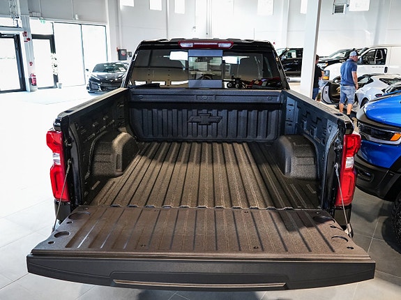Chevrolet Silverado EV 5 of 22