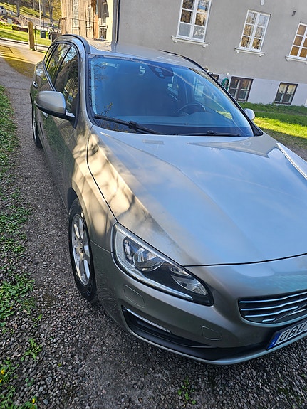 Volvo V60 2 of 5