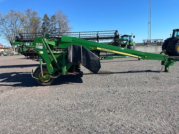 John Deere 830