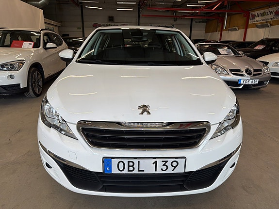 Peugeot 308 2 of 5