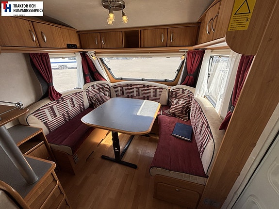 Adria CLASSICA 743 UP med dinette och överbäddsskåp -07 10 of 21