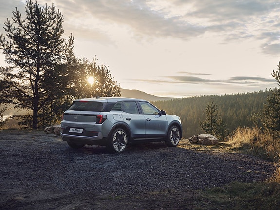 Ford Explorer 2 of 9