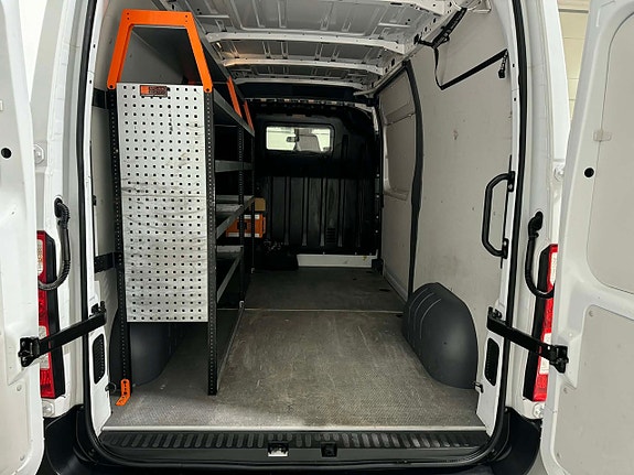 Nissan NV400 7 of 15