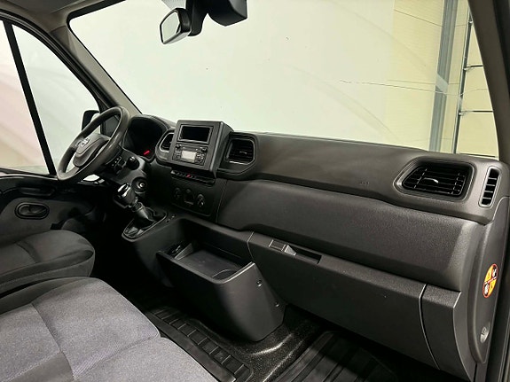 Nissan NV400 4 of 5