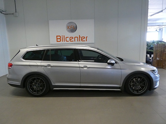 Volkswagen Passat Alltrack 2 of 5