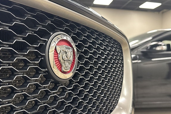 Jaguar F-PACE 6 of 17