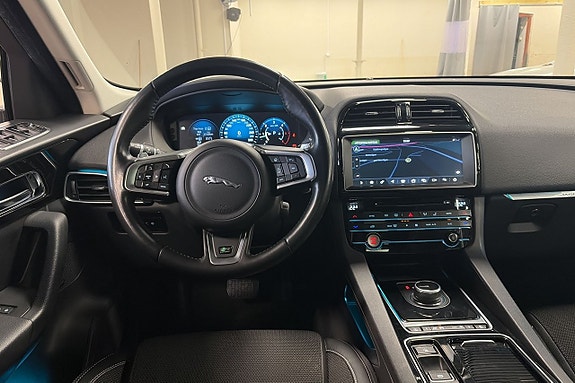 Jaguar F-PACE 16 of 17