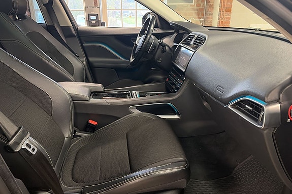 Jaguar F-PACE 14 of 17