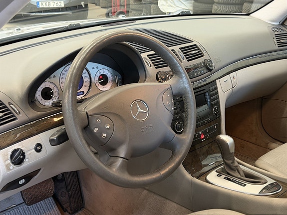 Mercedes-Benz E500 13 of 27