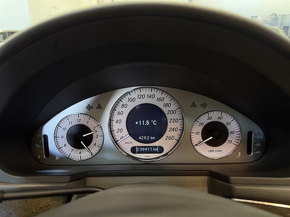 Mercedes-Benz E500 15 of 27