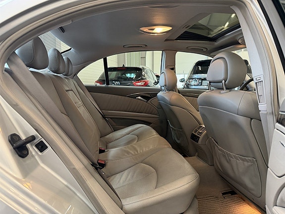 Mercedes-Benz E500 9 of 27