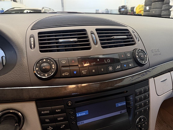 Mercedes-Benz E500 19 of 27